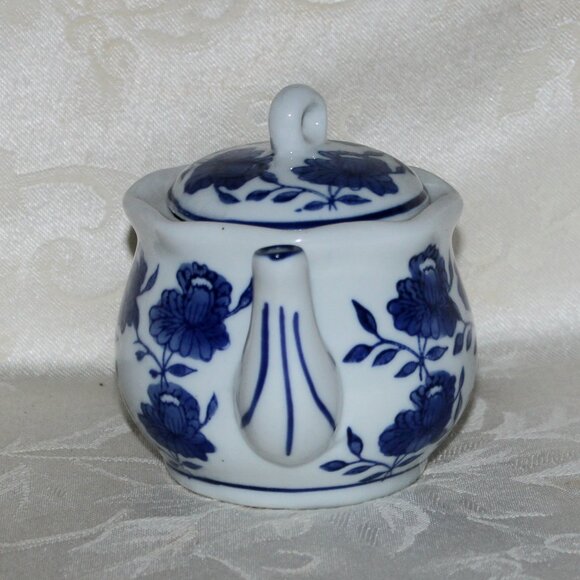 Vintage Blue & White Teapot with Sugar Bowl | Gryphonware - Picture 5 of 14